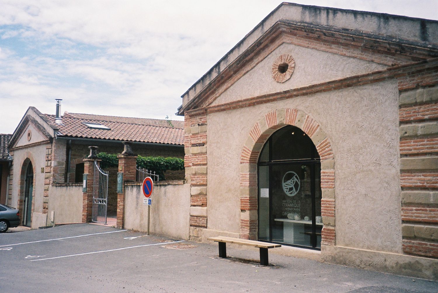 giroussens-maison-de-la-ceramique-contemporain-display-room-jul10