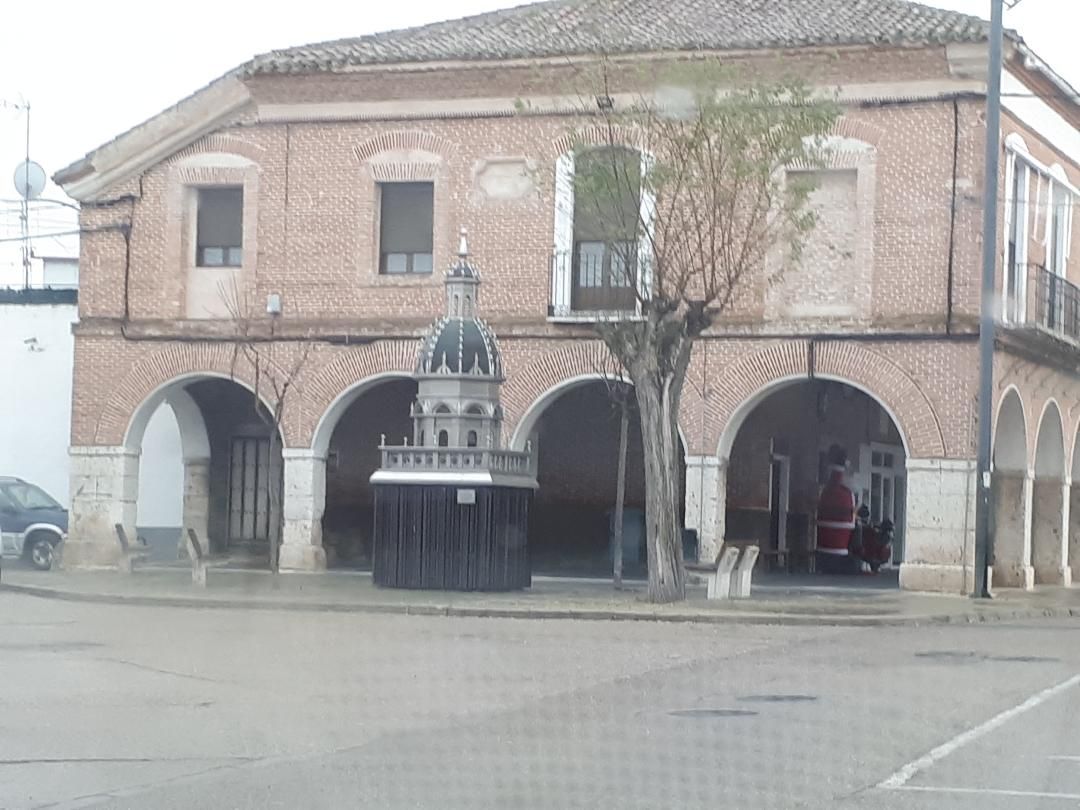 La Seca fountain entr town dec24