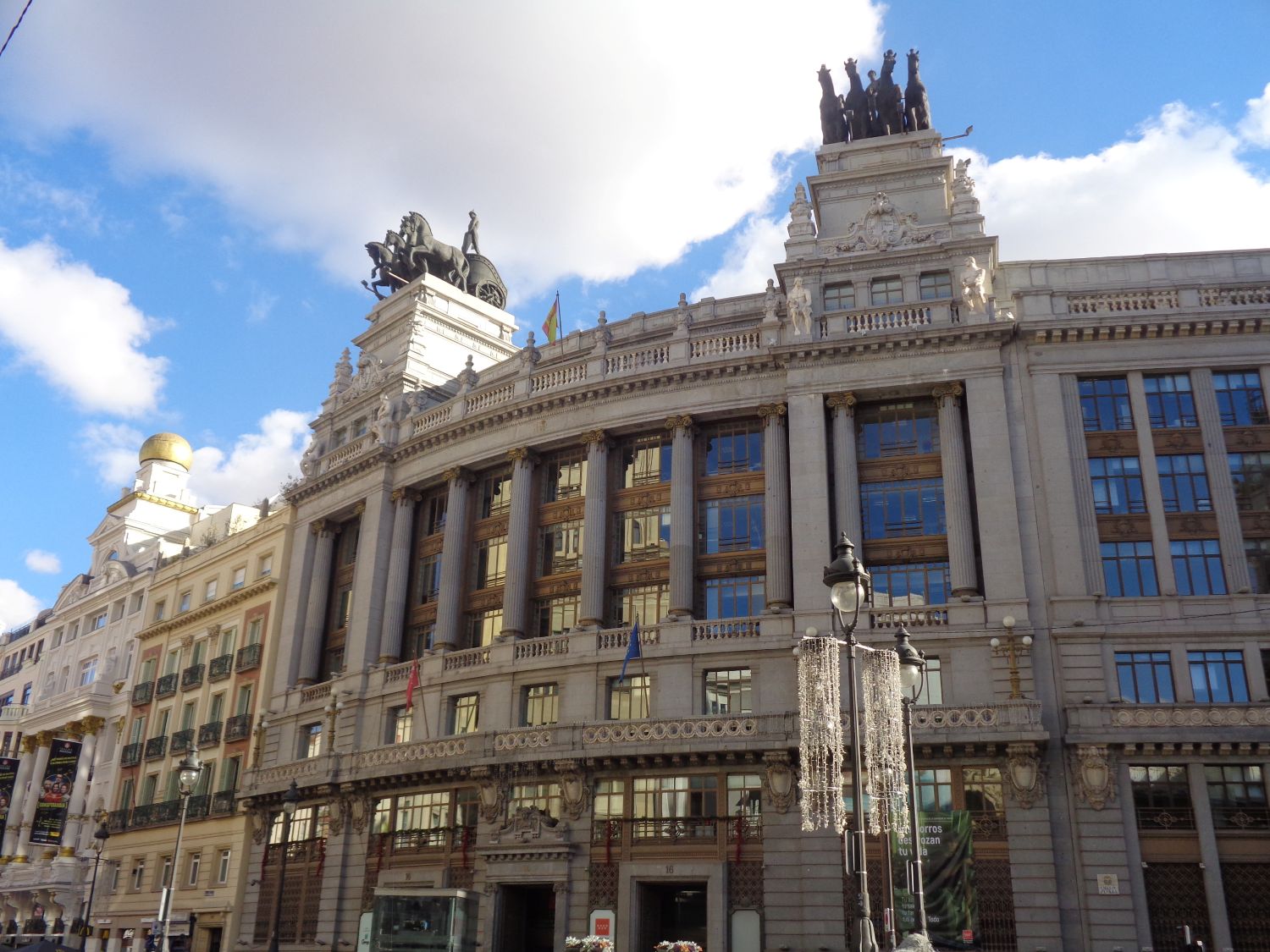 Madrid Calle de Alcalà tritones horses on top antiguo banco bilbaino dec24