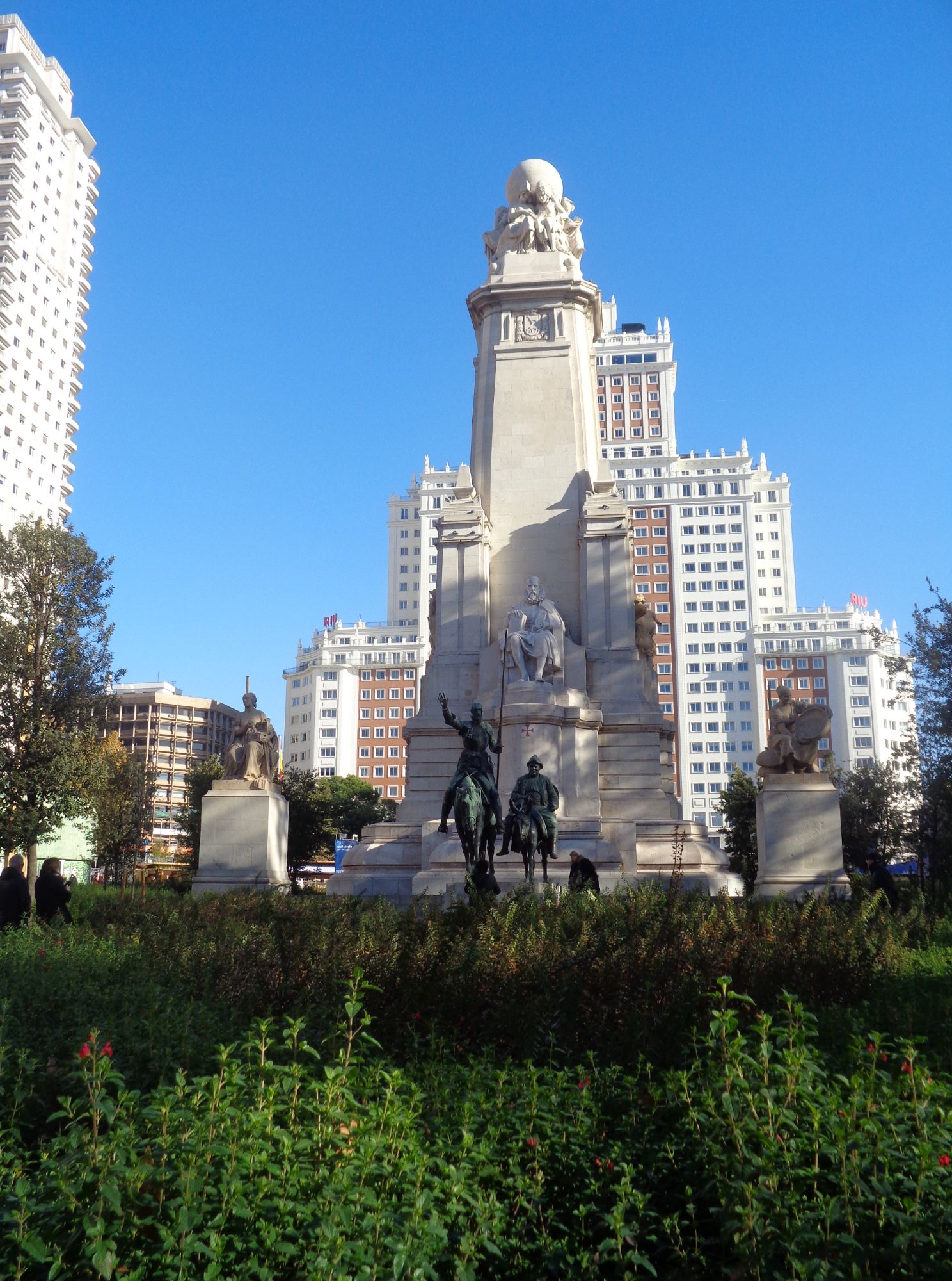 Madrid plaza de España front dec24