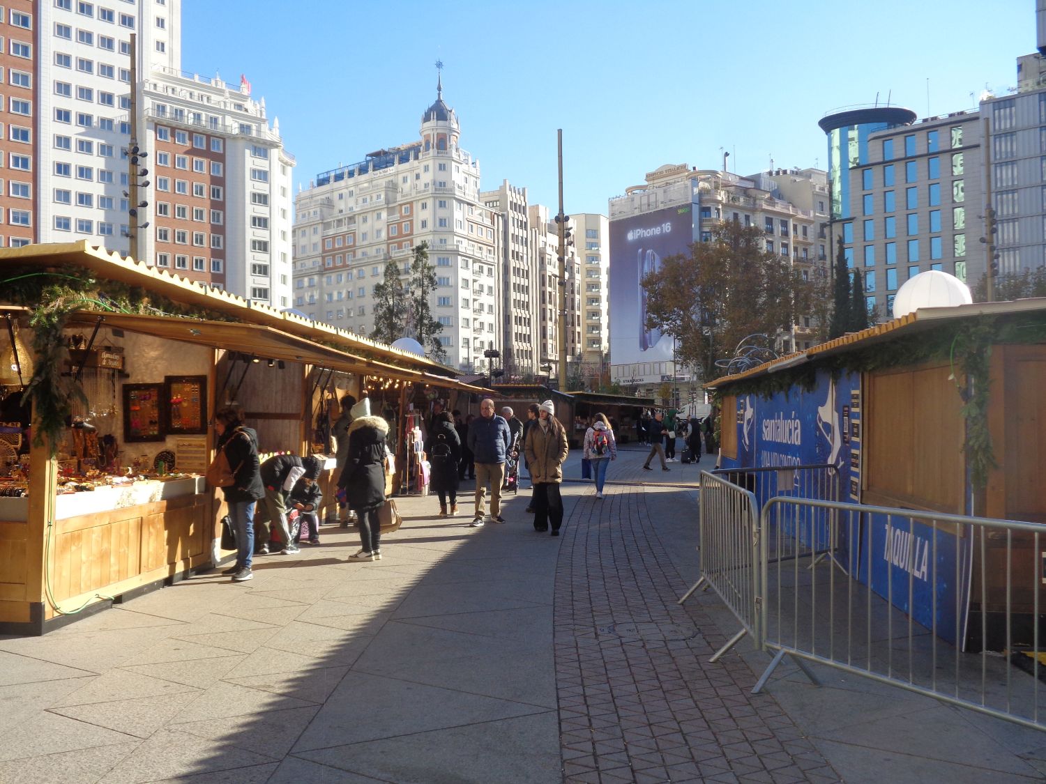 Madrid plaza de España mercado de navidad dec24