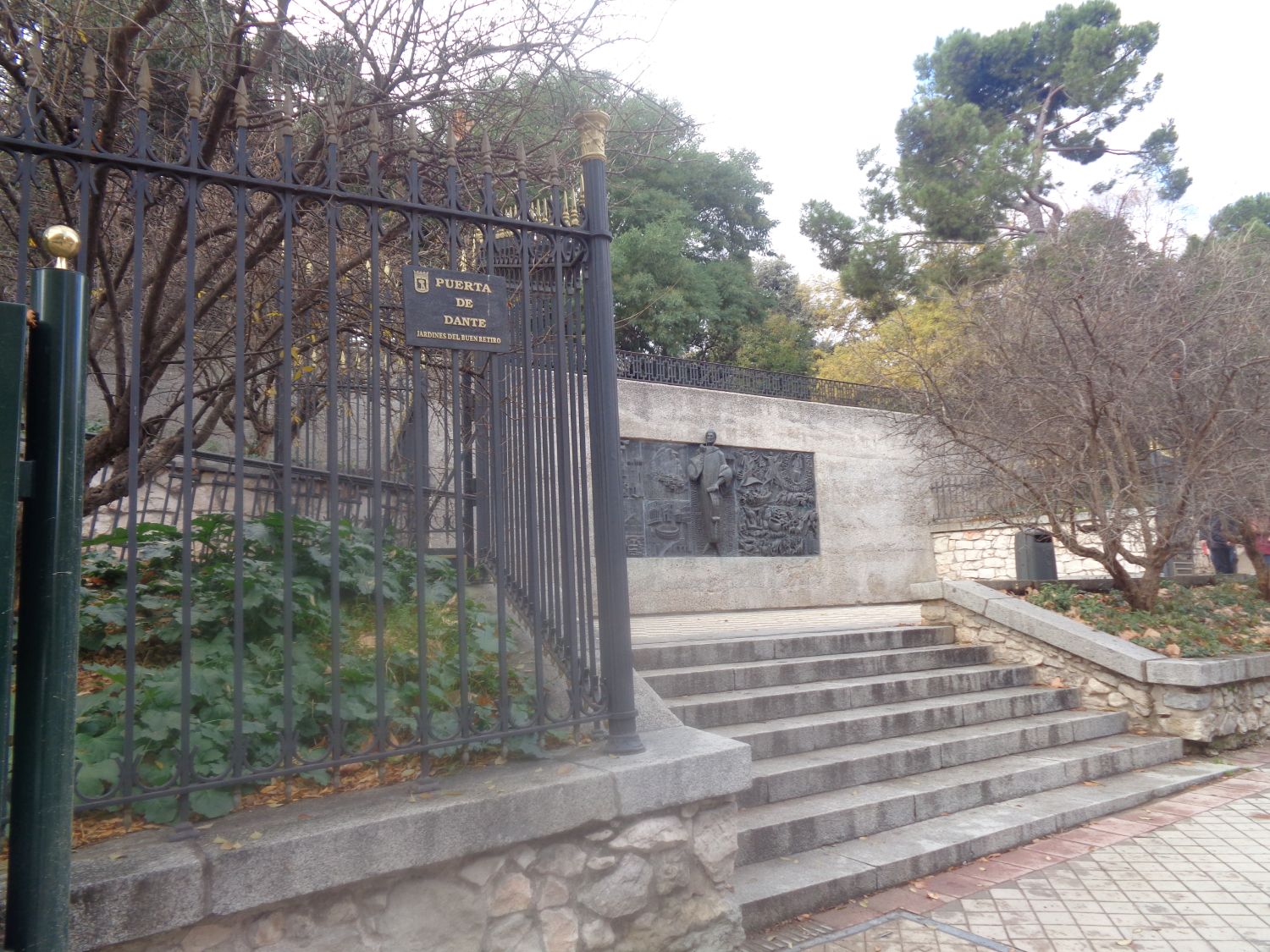 Madrid Retiro Puerta de dante av menendes pelayo dec24