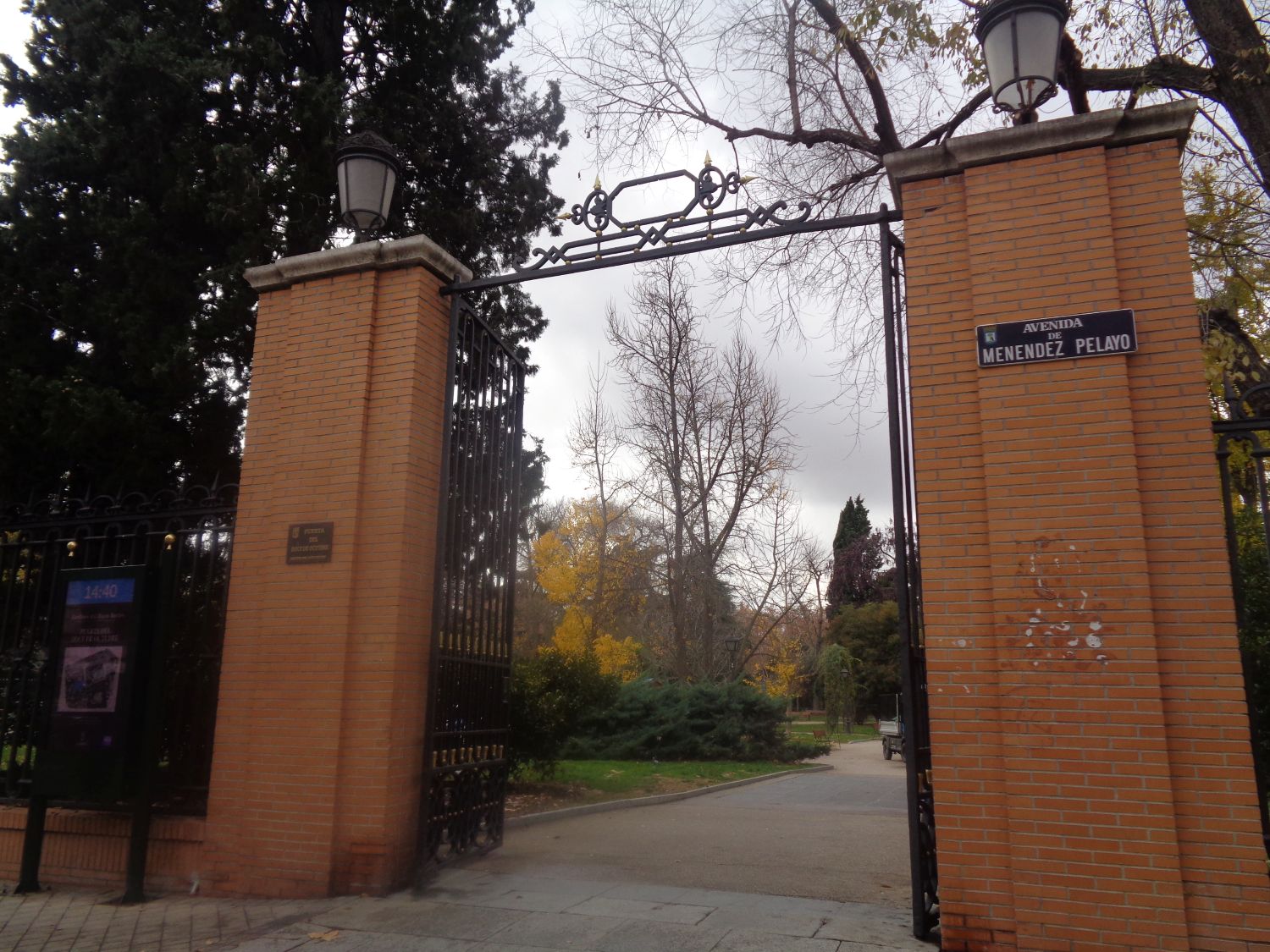 Madrid Retiro Puerta Doce de Octubre by menendez pelayo dec24