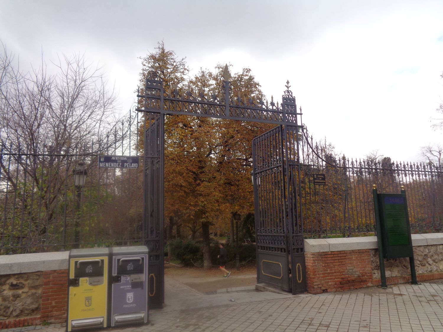 Madrid Retiro Puerta Sainz de Baranda dec24