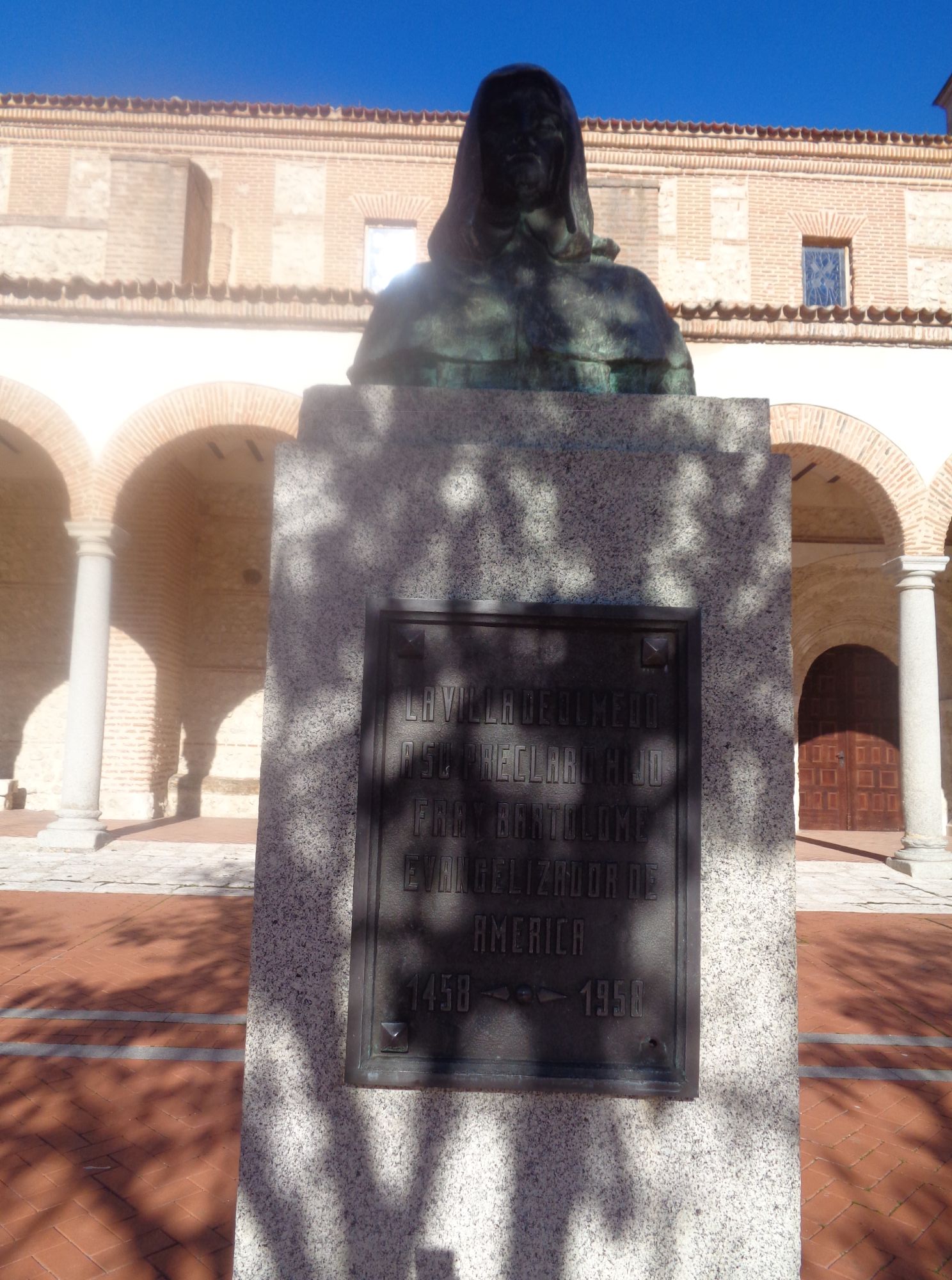 Olmedo estatua busto Fray Bartolomé plaza Santa Maria dec24