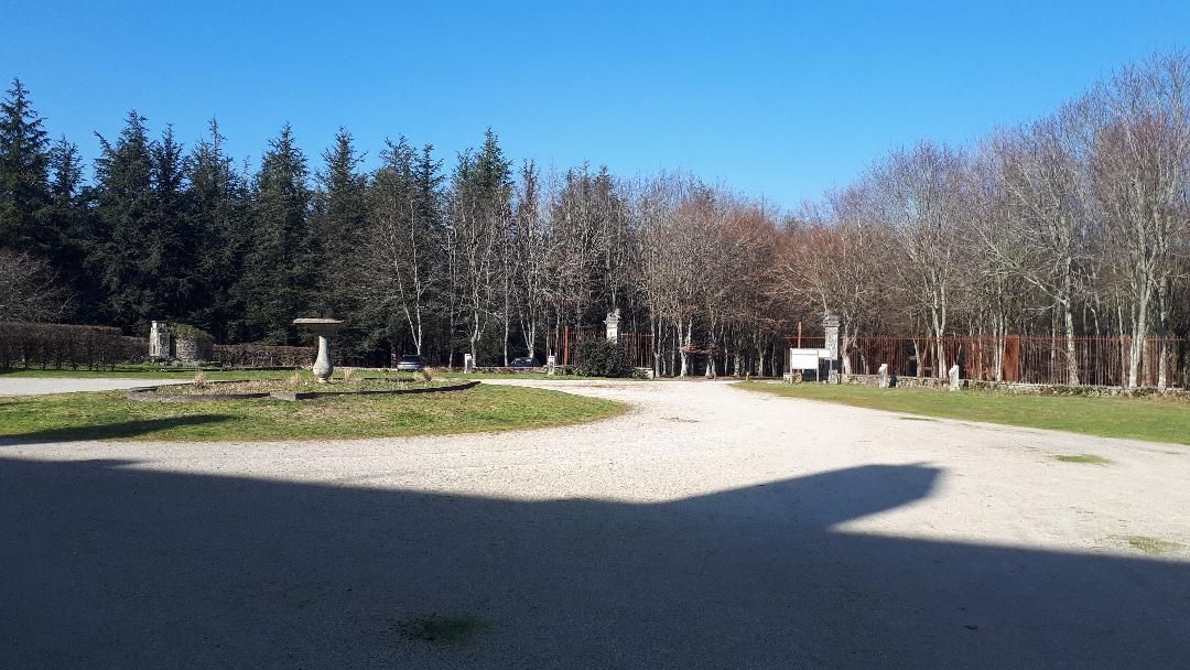 Plouay château de Manéhouarn from castle to parvis entr feb23