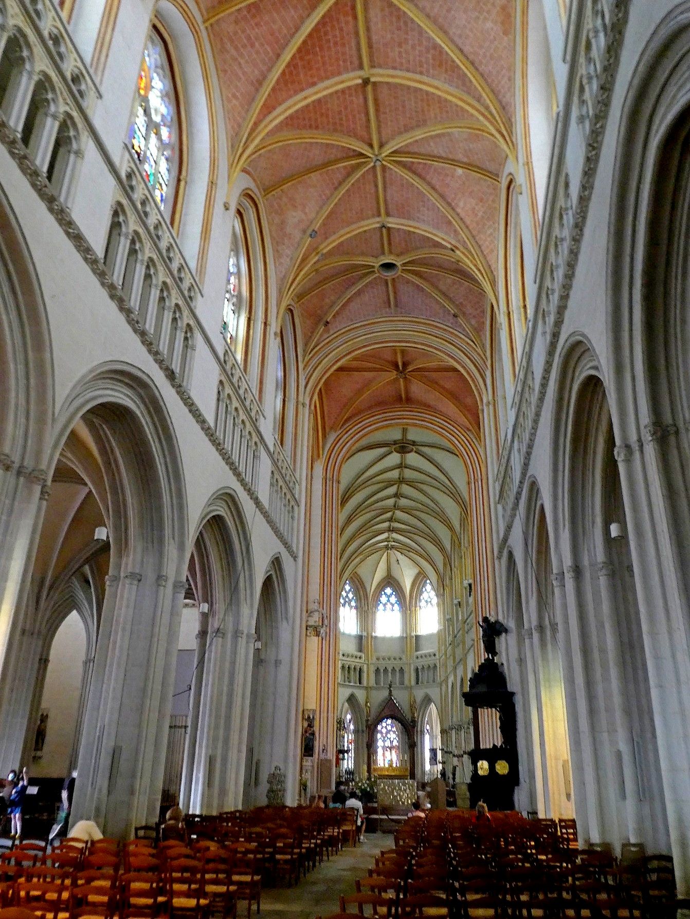 Quimper Cathédrale St Corentin nave to altar dec24