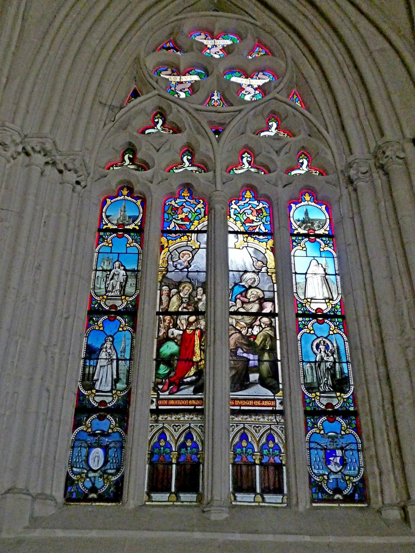 Quimper Cathédrale St Corentin stained glass chapelle la mort de Saint Corentin assisté de Notre Dame, St Guénolé et Gradlon. Les médaillons représentent les sanctuaires mariaux de Cornouaille dec24