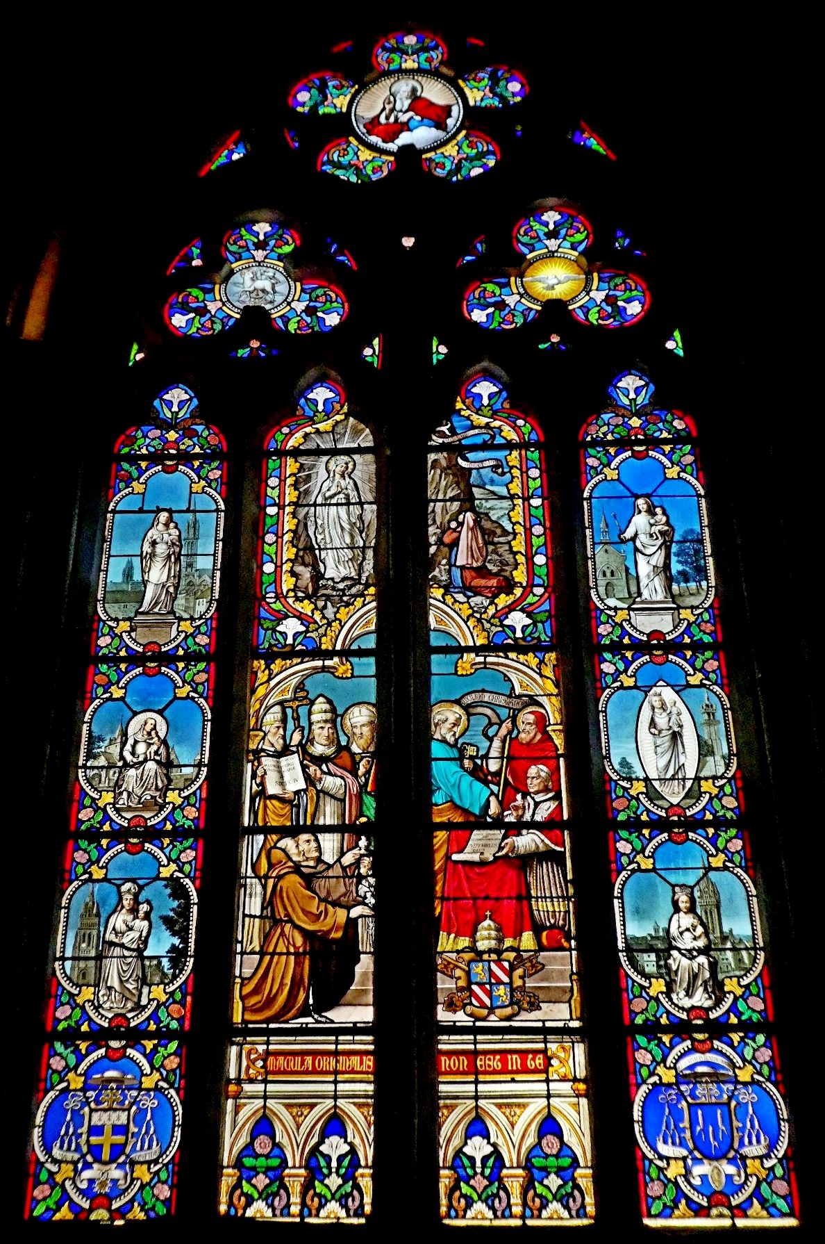 Quimper Cathédrale St Corentin stained glass chapelle proclamation du dogme de l'immaculée conception. et médaillons des sanctuaires mariaux du Léon dec24