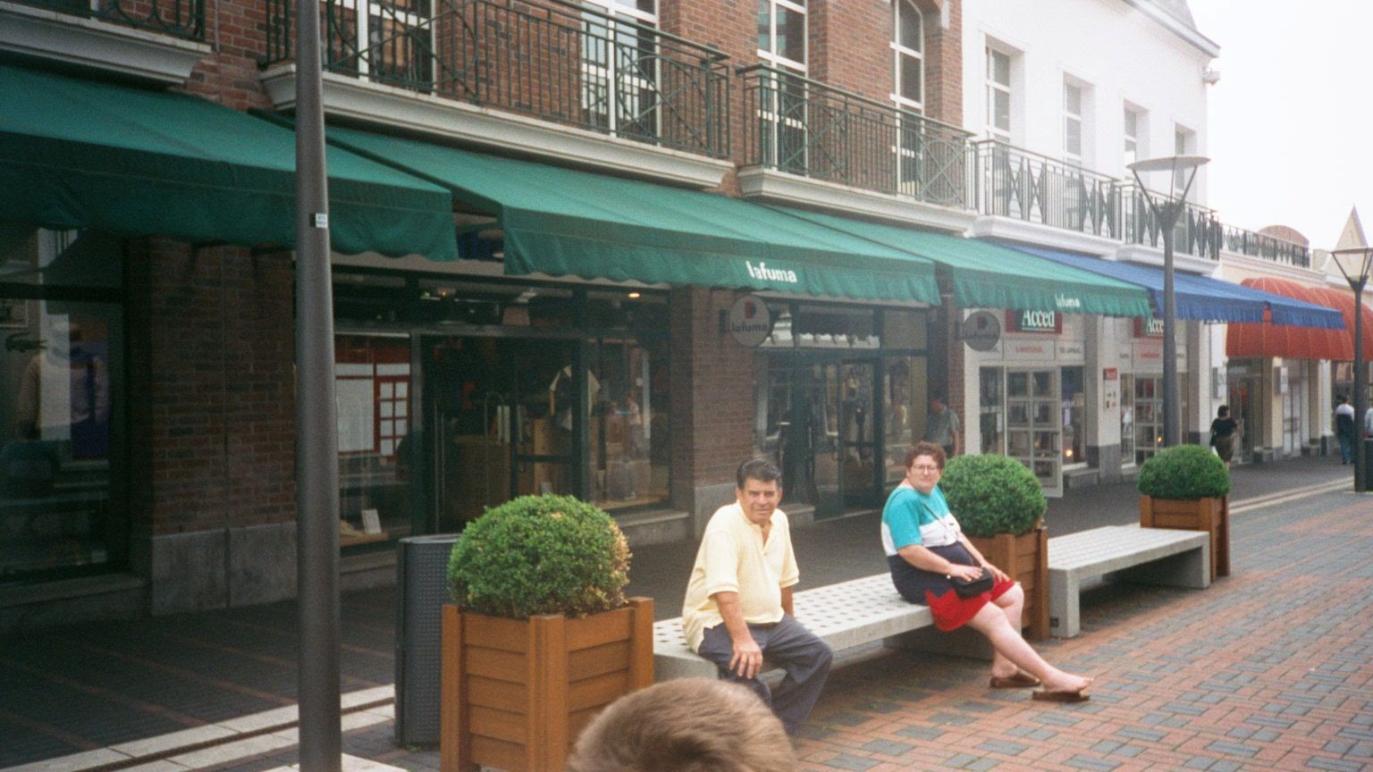 Roubaix mcarthurGlen shops pipo et MF jul02