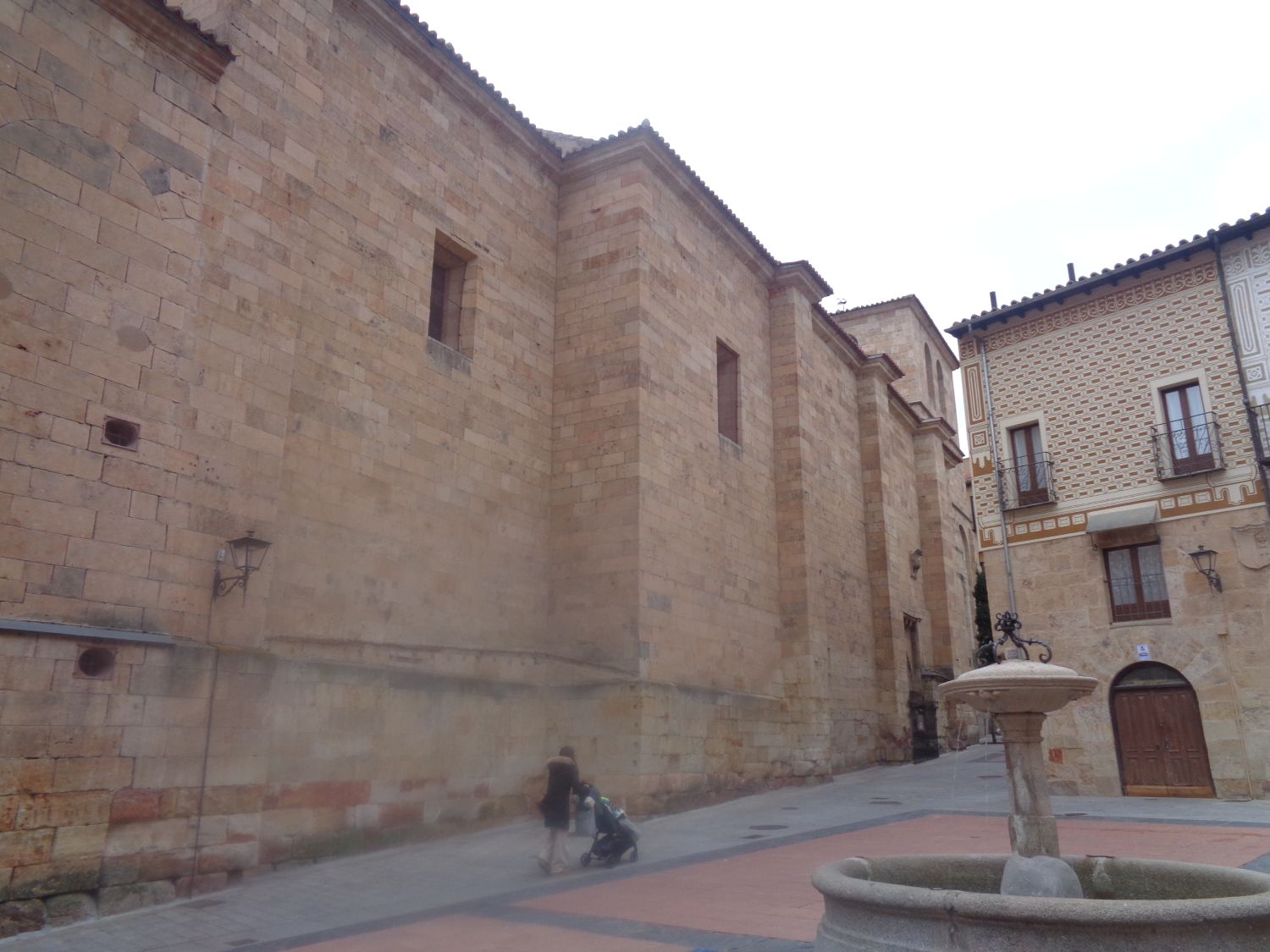 Salamanca ch San Julian y San Basilia side and fountain plaza de los sexmeros dec24