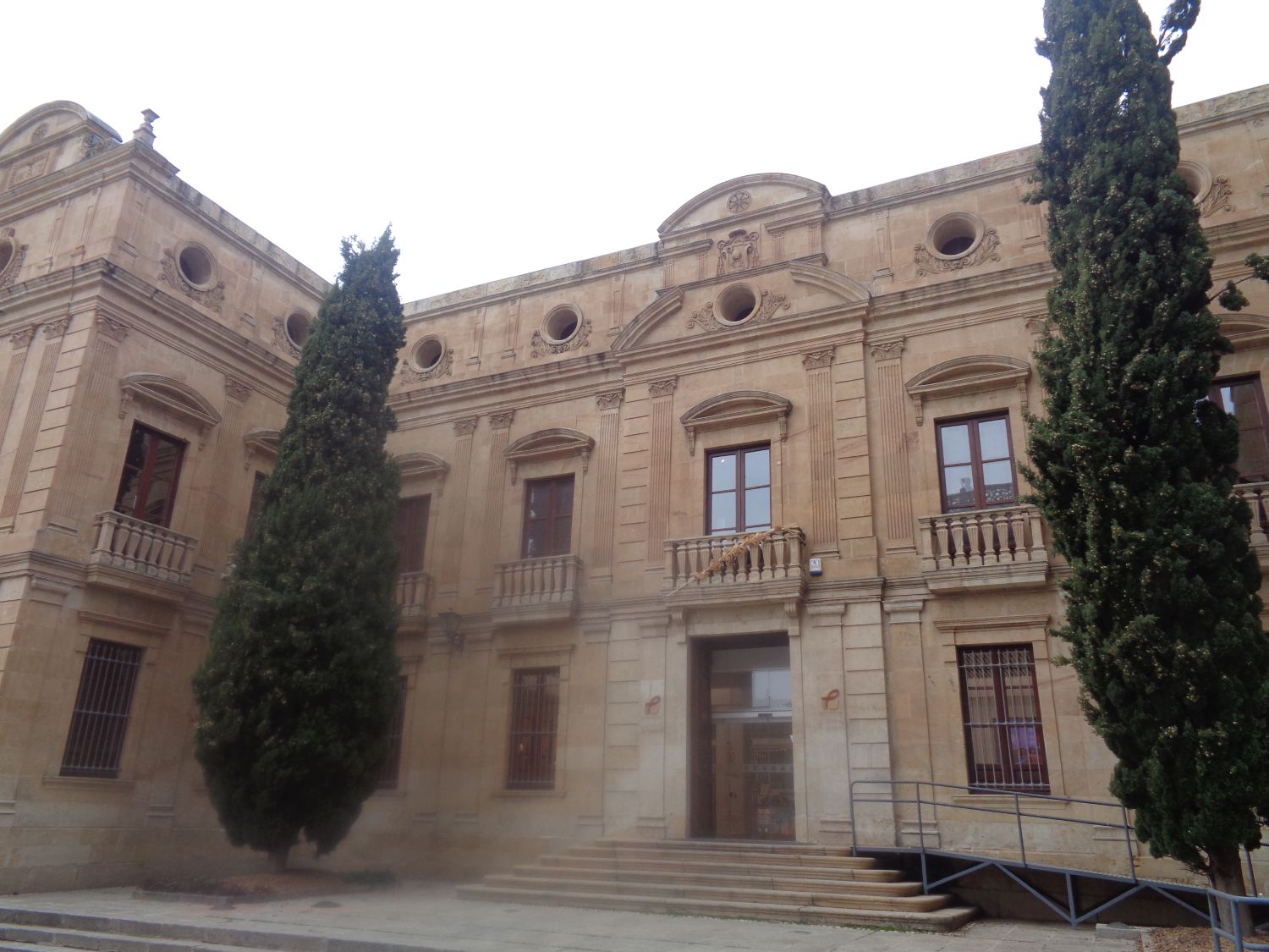 Salamanca Palacio Episcopal across catedral front dec24