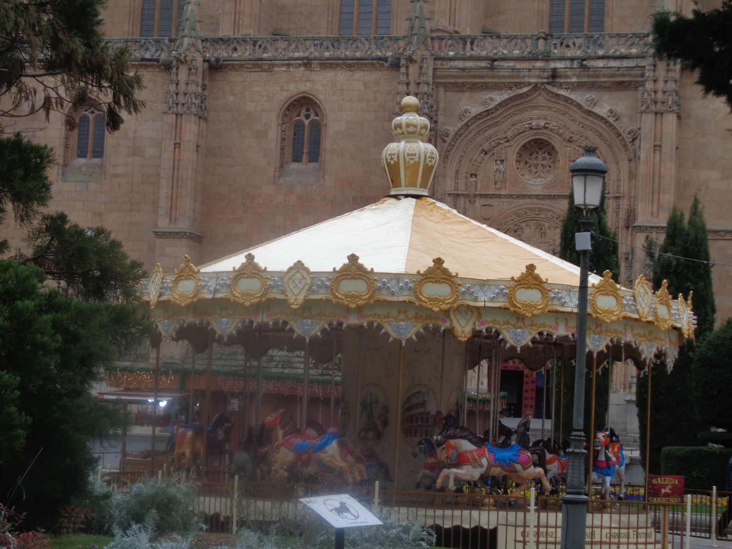 Salamanca plaza de anaya carrousel back catedral nueva dec24