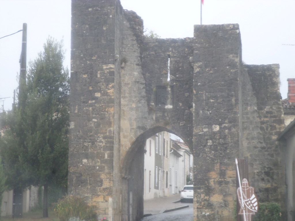 Sauveterre de Guyenne porte de la font entr on D672 aug17