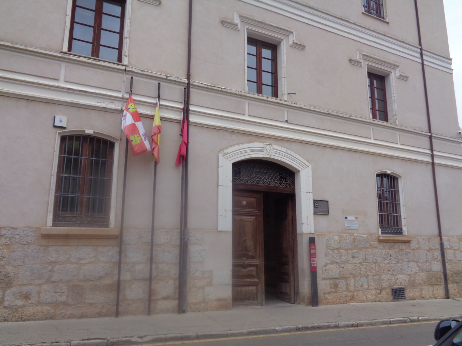 Toro Palacio del Conde de Requena front police muni dec24