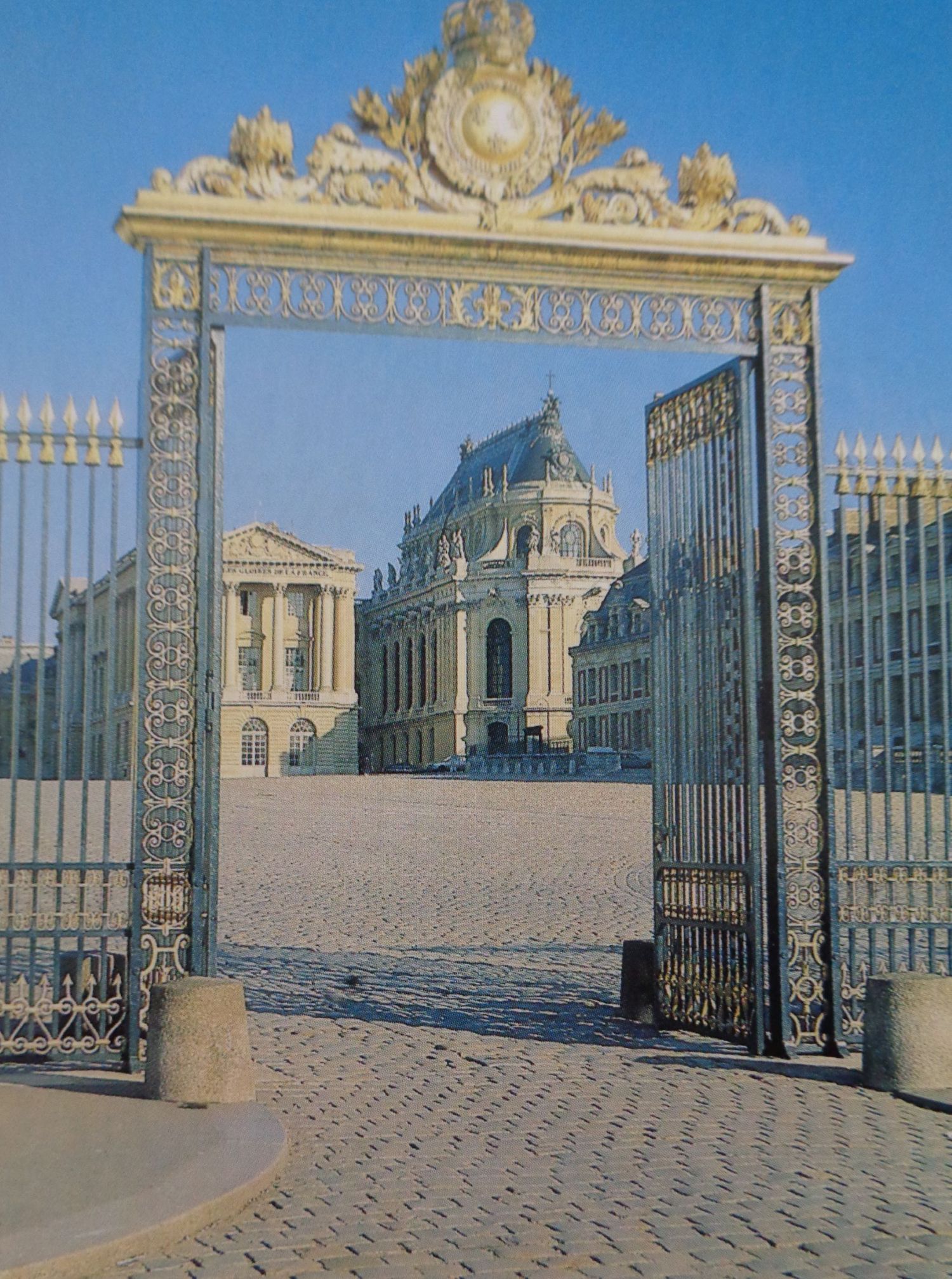 versailles-castle-grille-dhonneur-royal-chapel-right-and-aile-gabriel-left