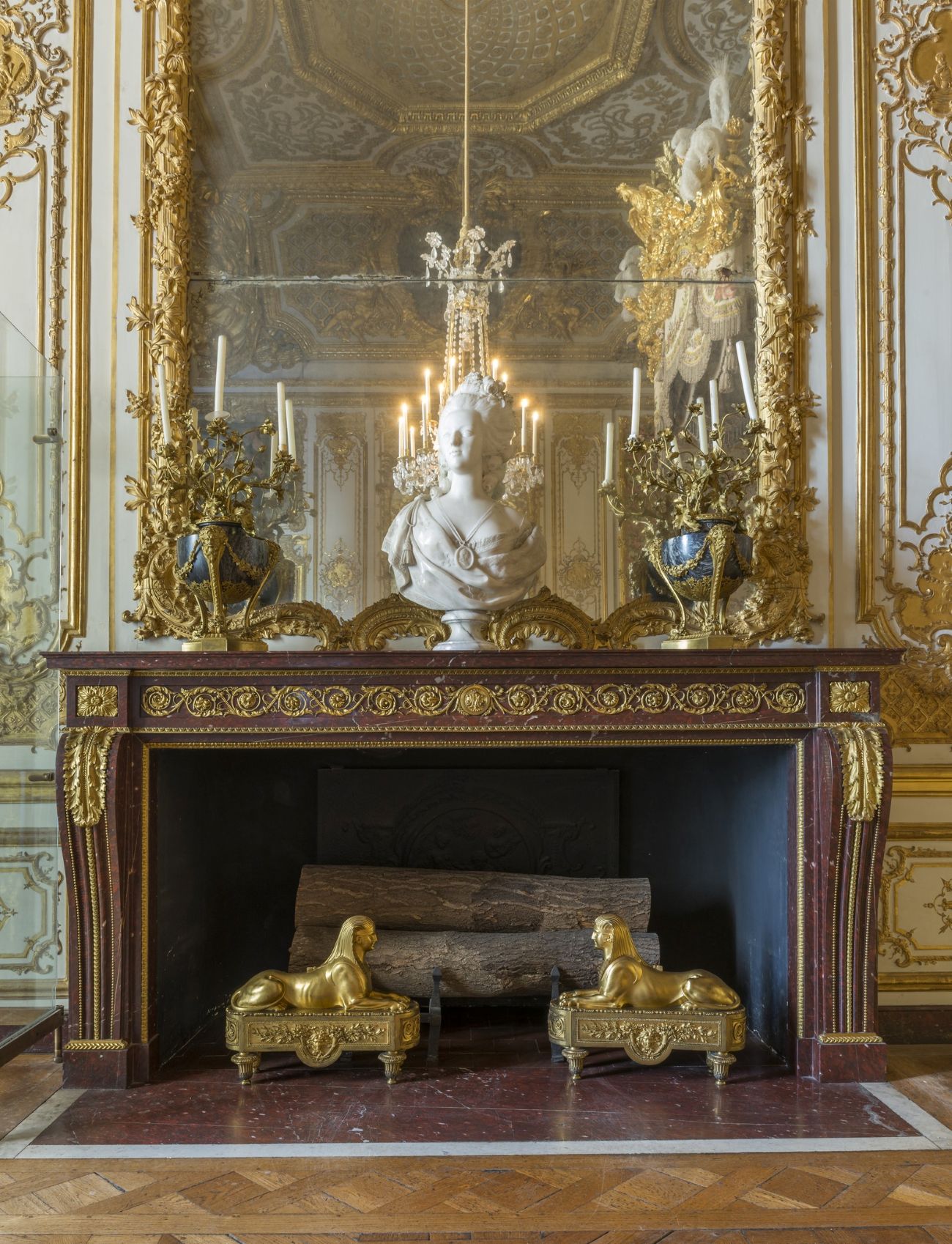 Versailles château cheminée chambre de marie Antoinette dec24
