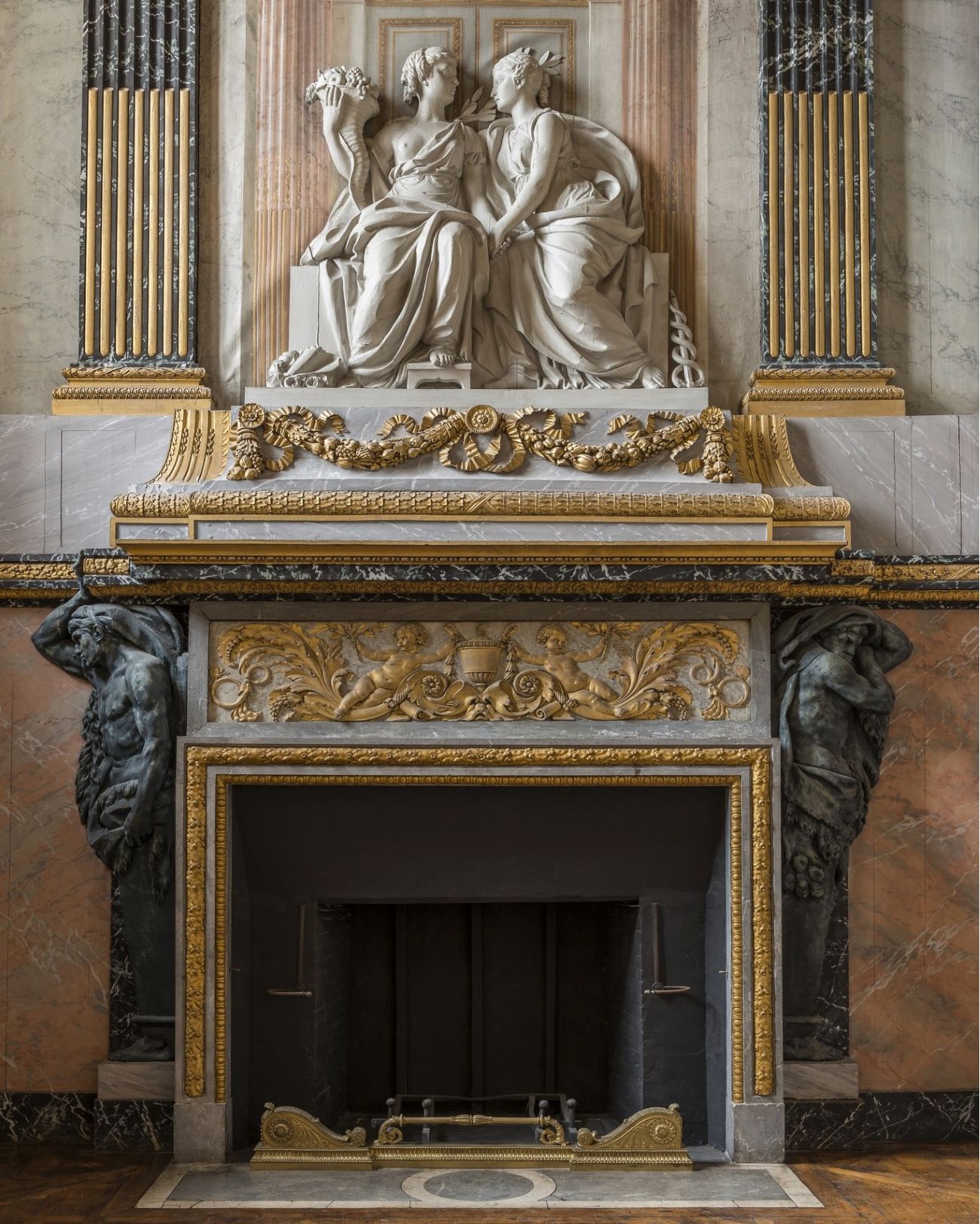 Versailles château cheminée La chambre du Roi dec24