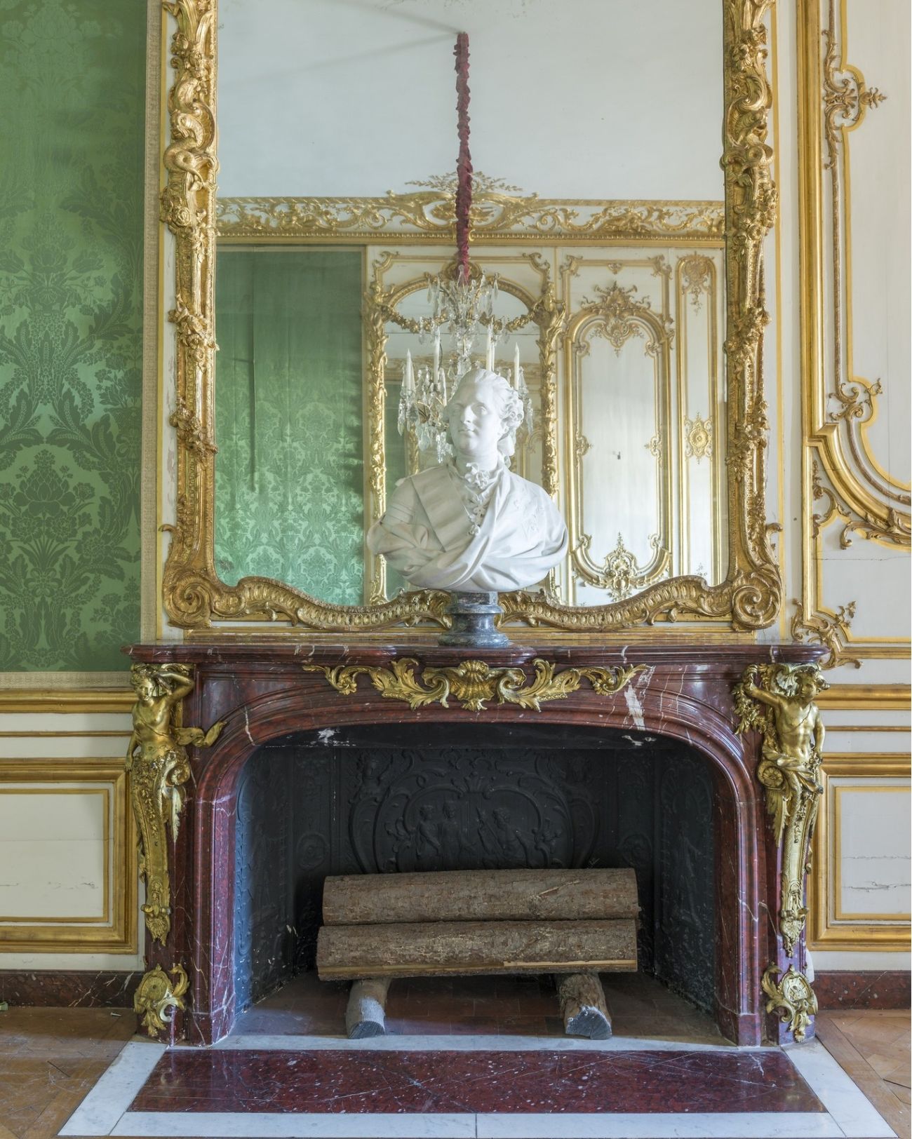 Versailles château cheminée seconde antichambre de la Dauphine dec24