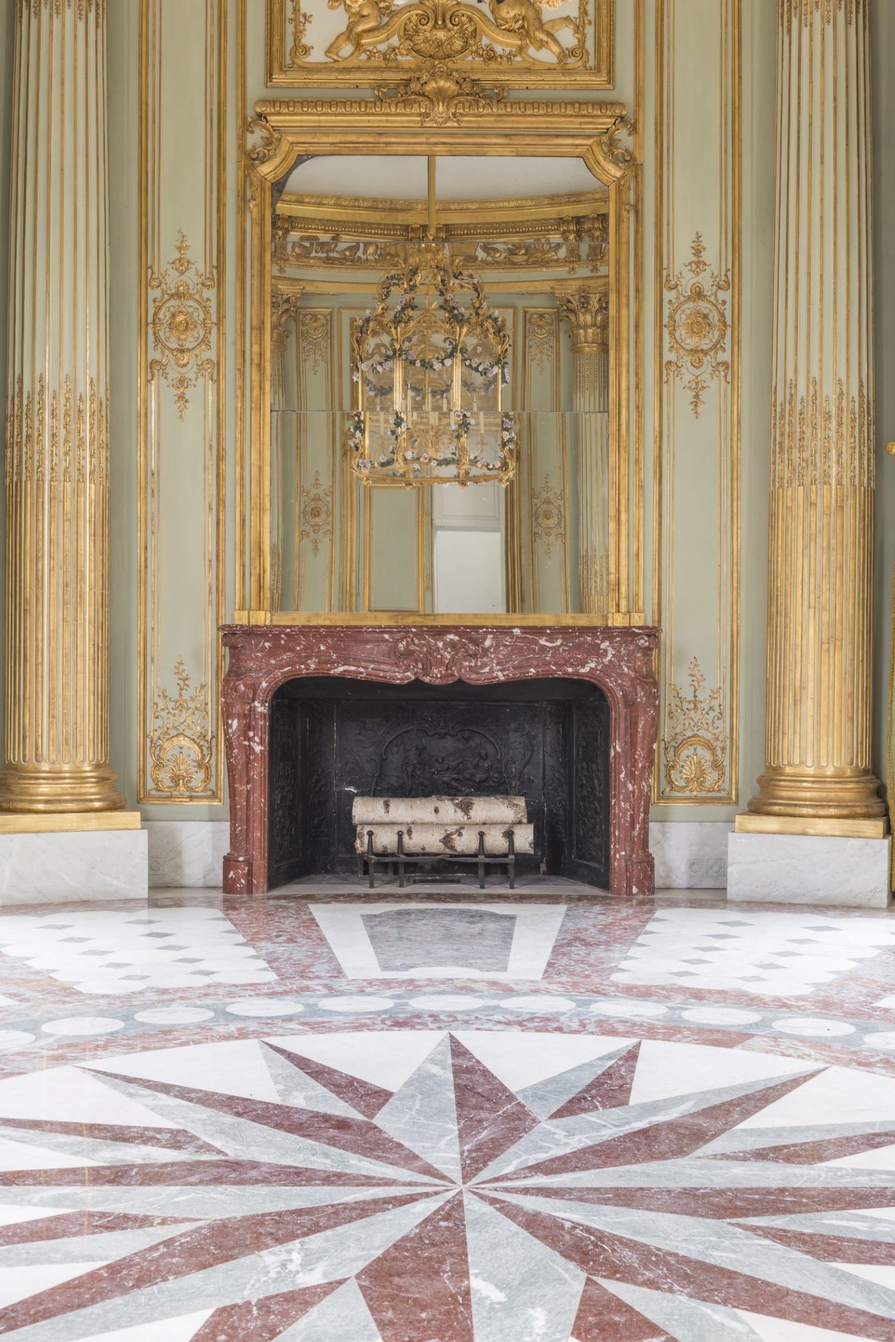 Versailles château petit trianon cheminée Salon central du Pavillon français dec24