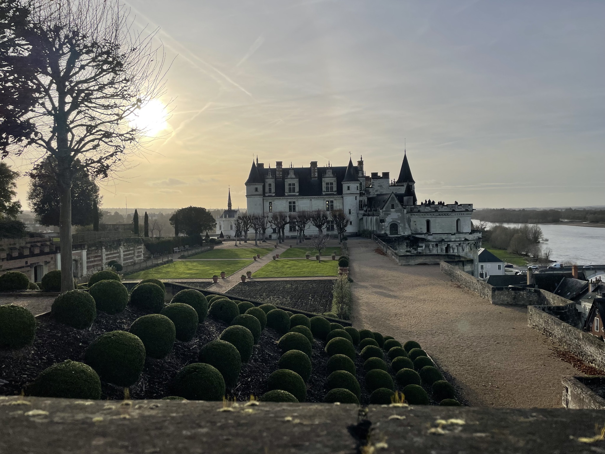 Amboise château depuis la cour intérieure, et le jardin de Naples