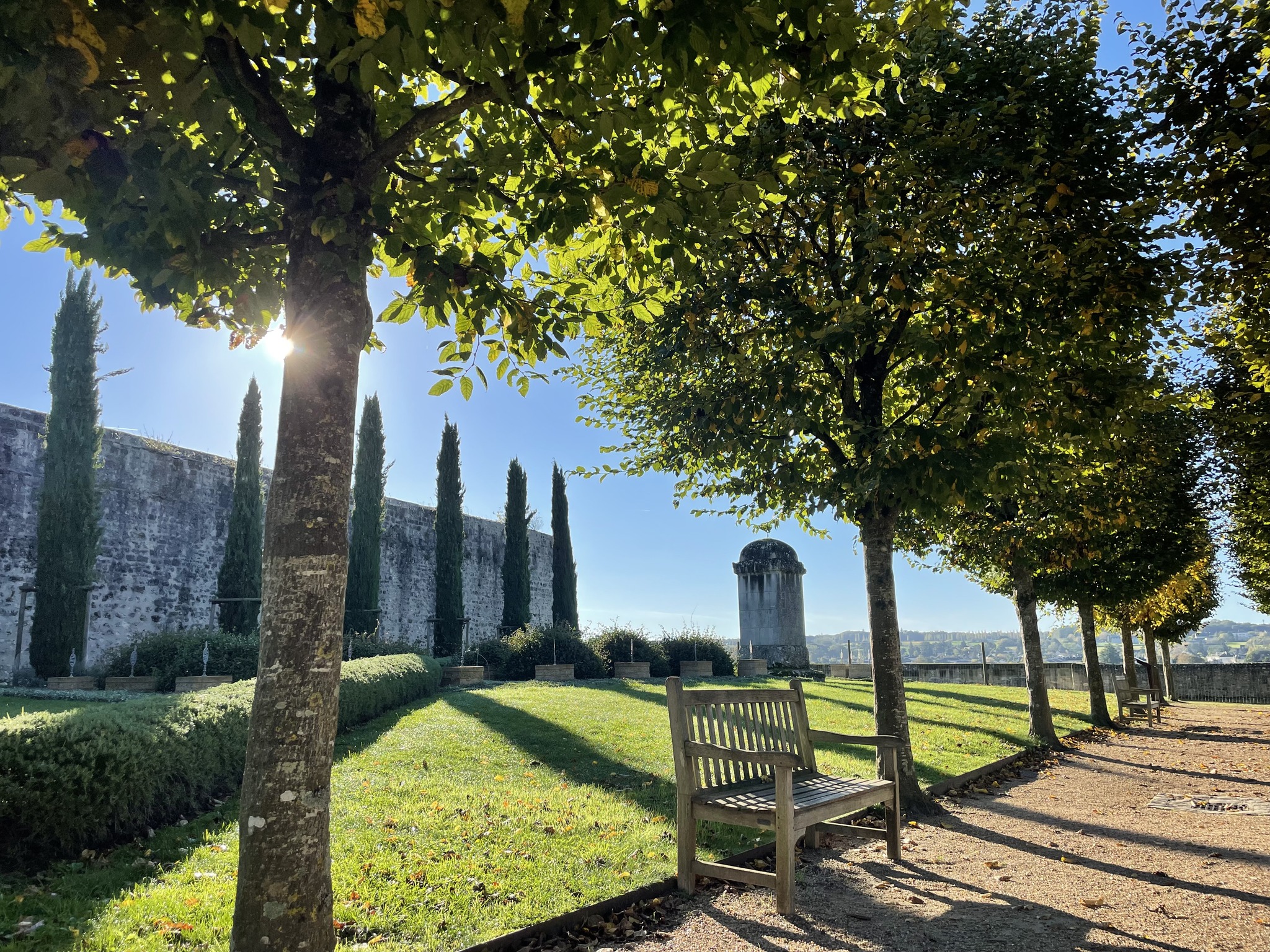 Amboise château jardin d'Orient mémoire de 25 personnes de la suite de l'Emir Abd El-Kader, décédées captivité