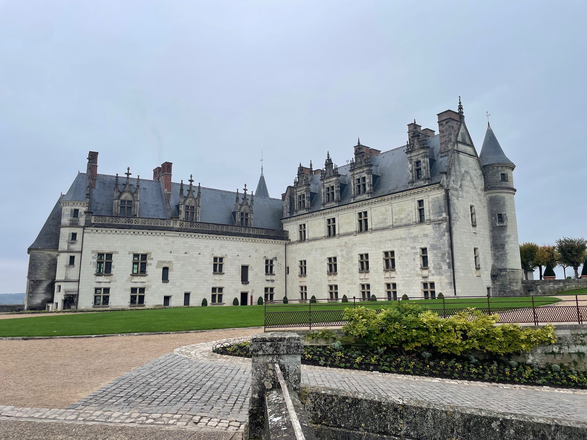 Amboise château logis royal garden