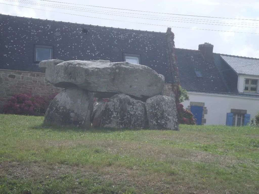 belz-dolmen-de-kerguerhan-near-rue-kerlourdes-aug20