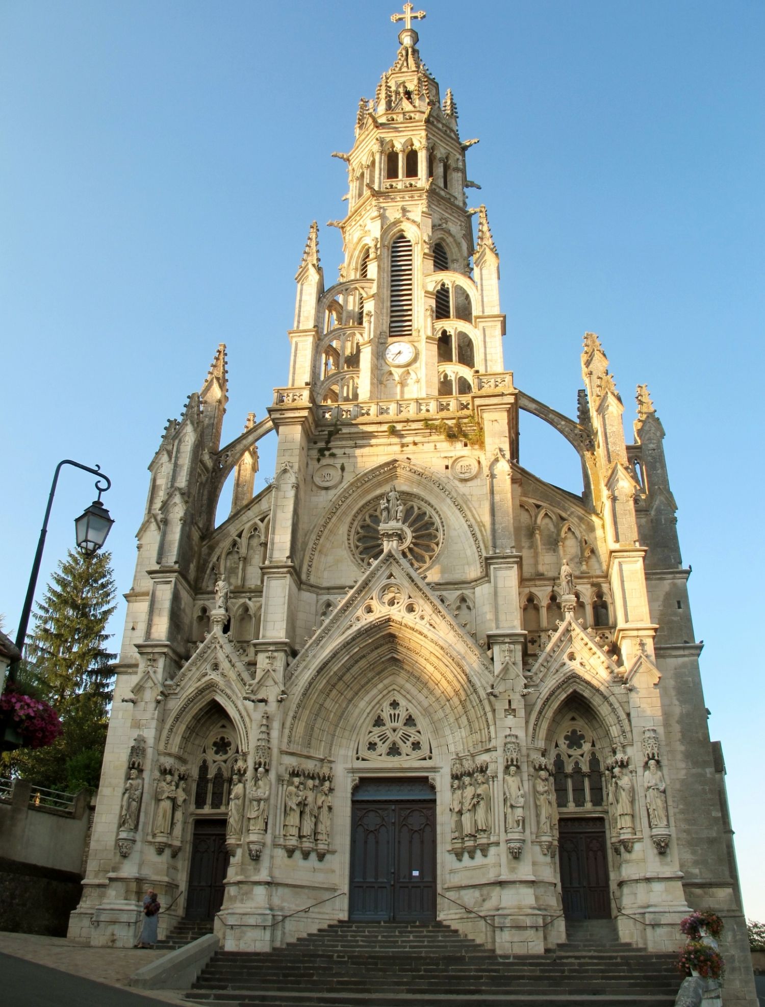 Chateauneuf sur Cher Basilica Notre Dame des Enfants 2022