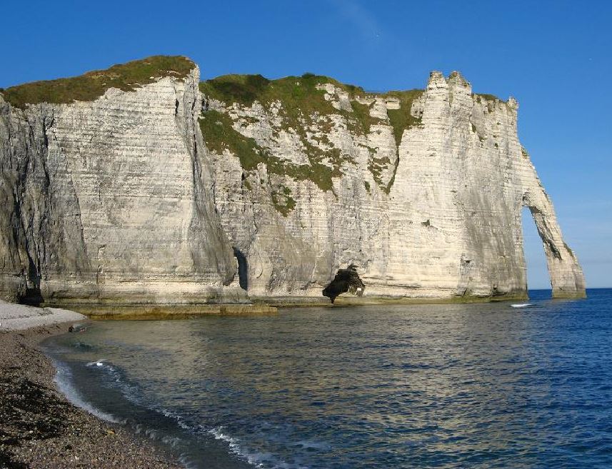 Etretat falaises afar