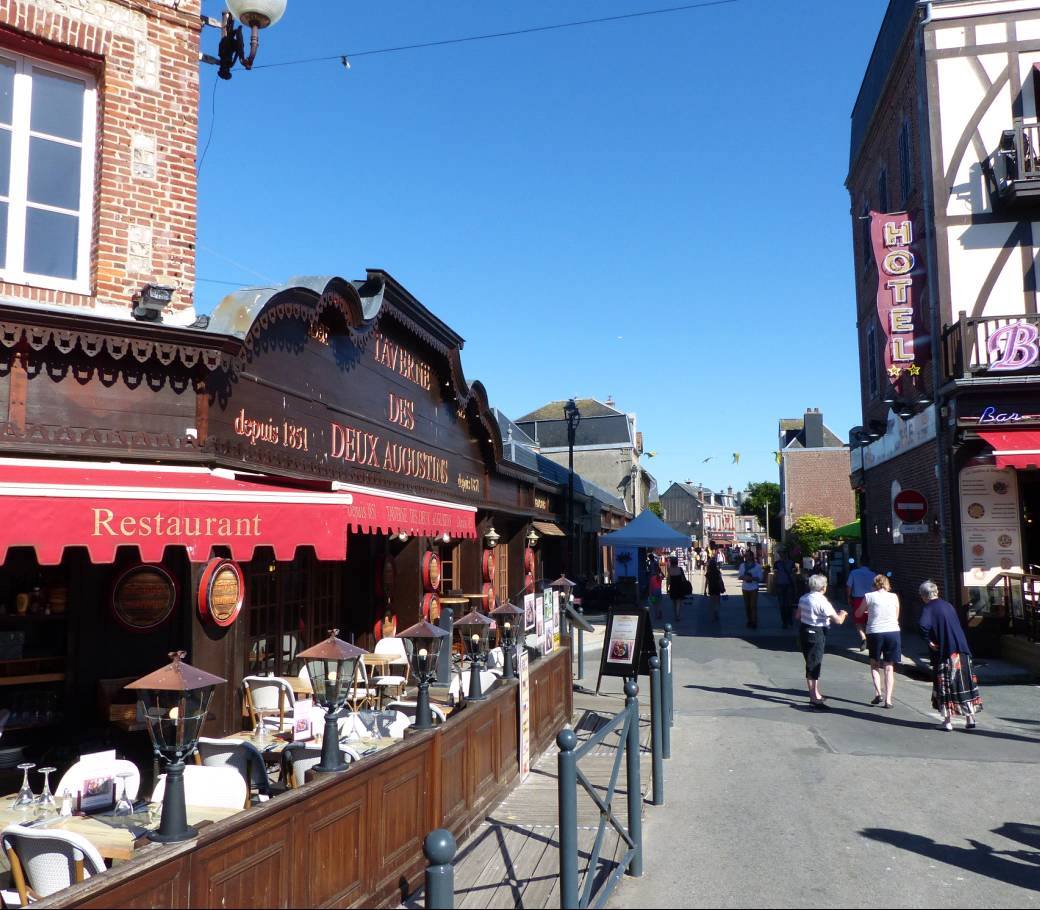 Etretat Place Maréchal Foch La Taverne des deux Augustins D39