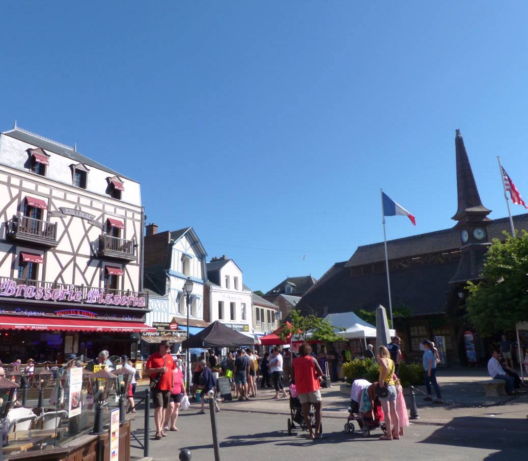 Etretat rue des docteurs fidelin right halles