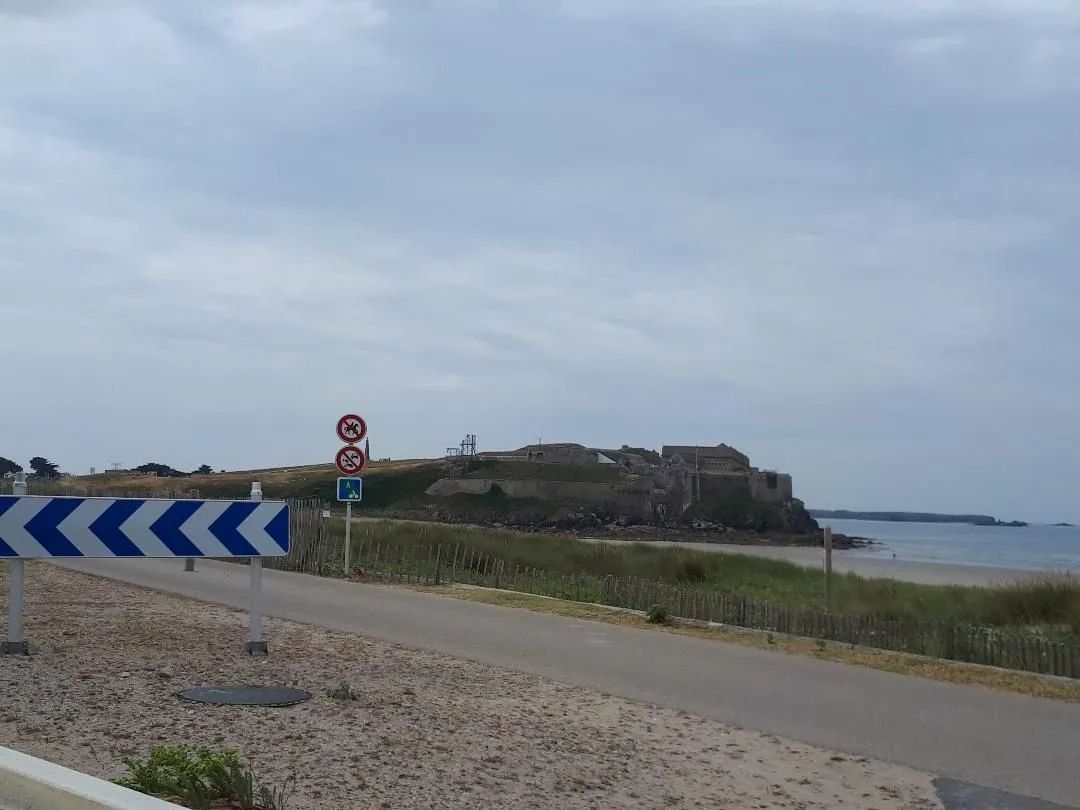 saint-pierre-de-quiberon-fort-penthievre-passing-closeup-jun23