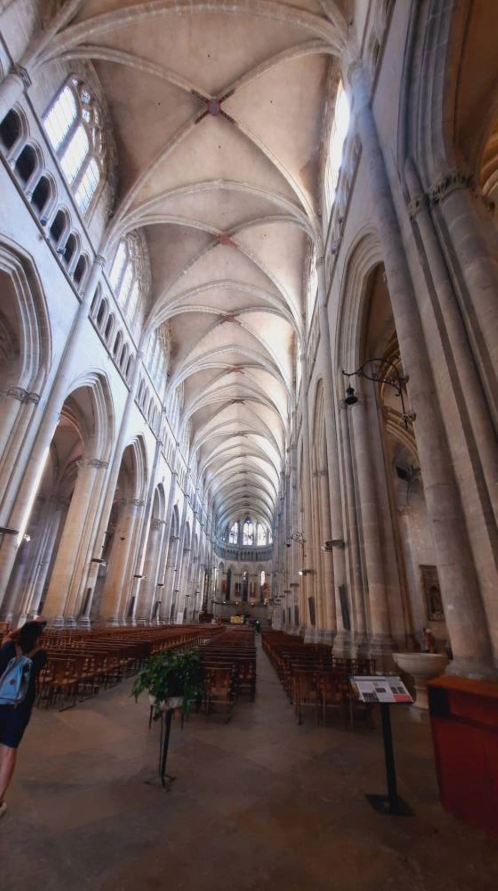 Vienne Cathédrale Saint-Maurice nave to altar dec23